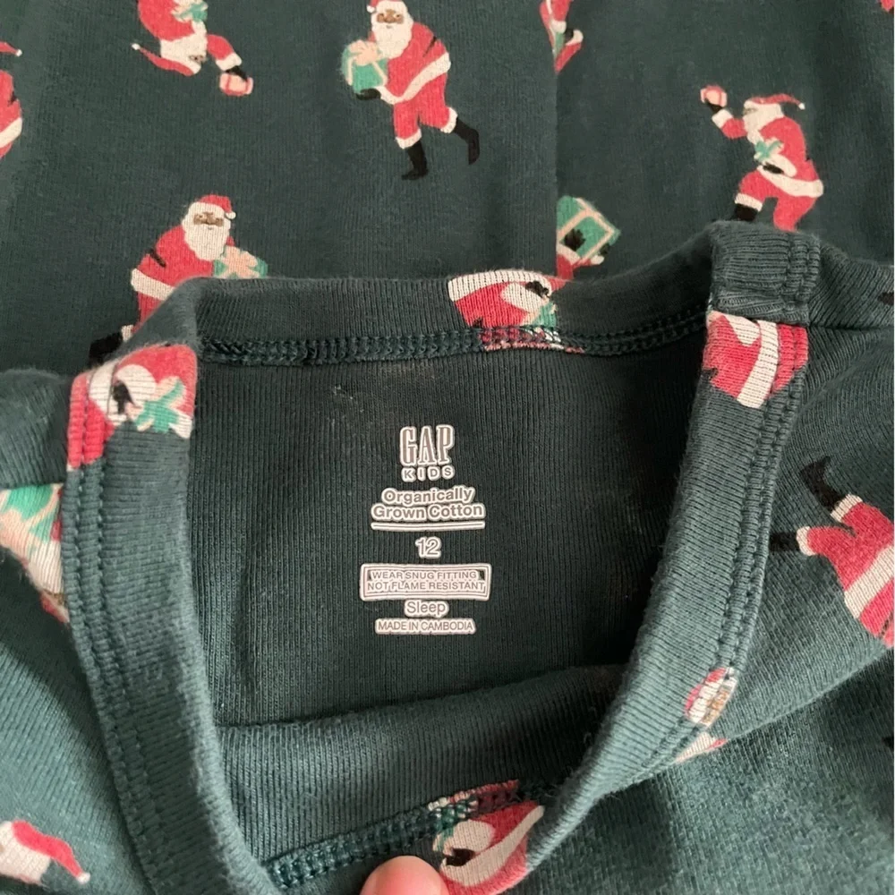 Gap Kids Organically Grown Cotton Two Piece Santa PJs Size 12